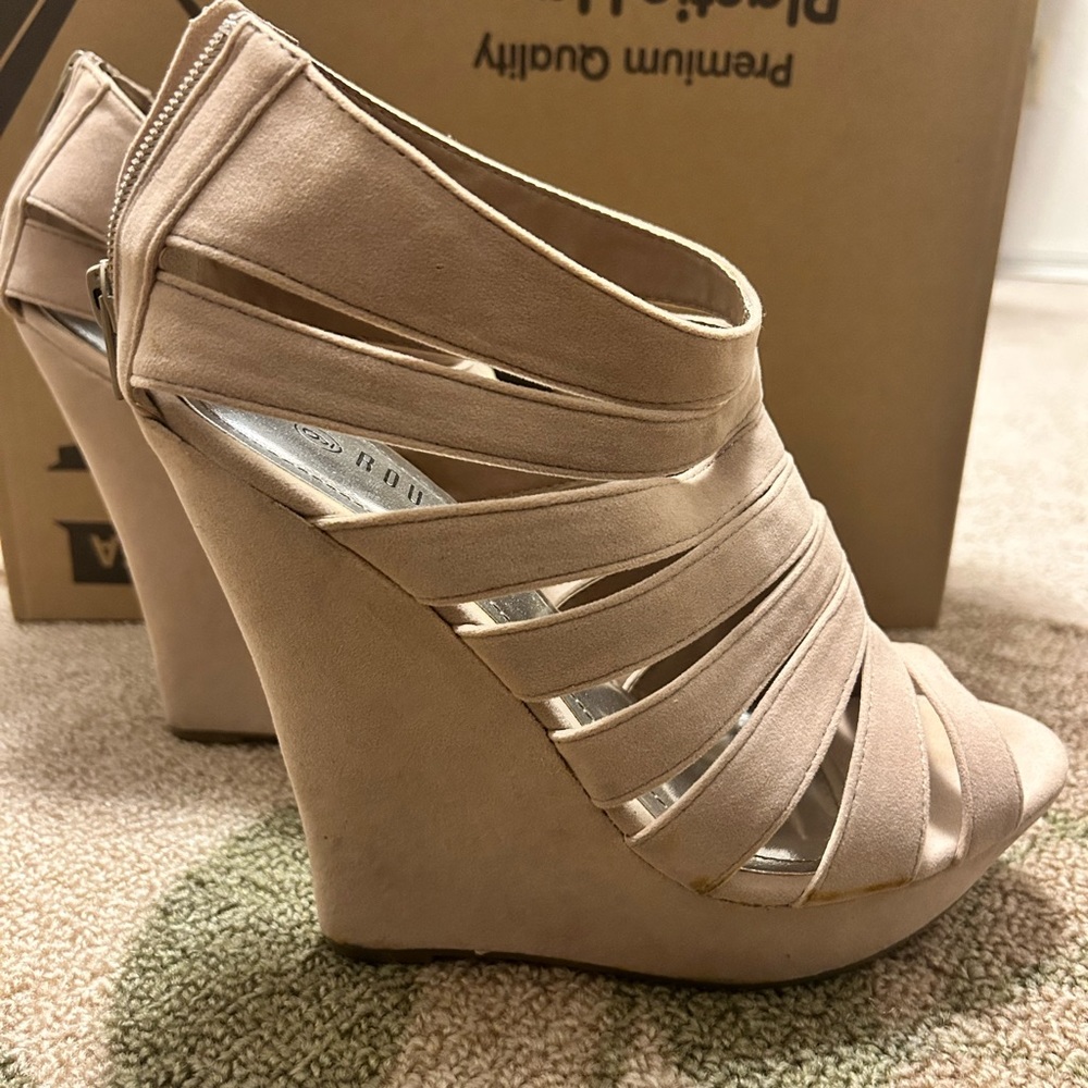 Tan Rouge women’s wedges 9